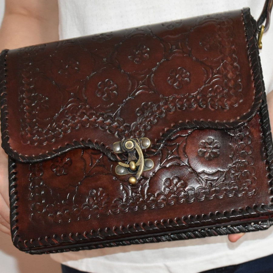 Geanta Sling rectangulara lucrata manual cu model embosat. Cod: CAM22 - Genti din Piele