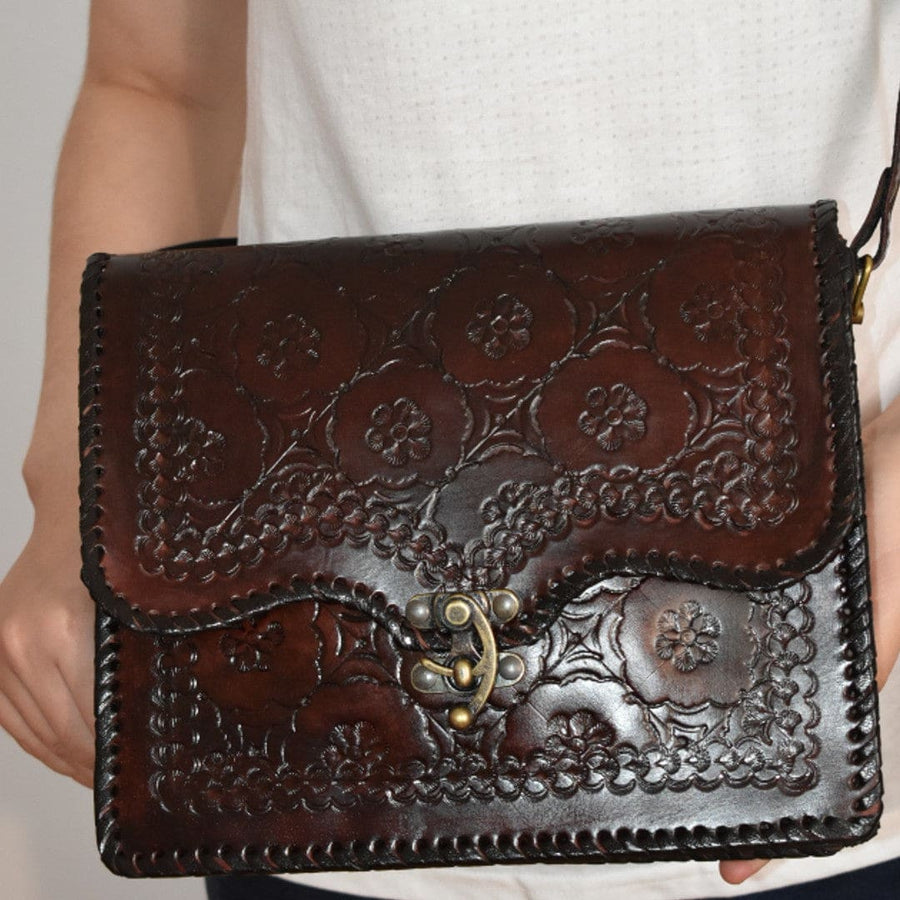 Geanta Sling rectangulara lucrata manual cu model embosat. Cod: CAM22 - Genti din Piele