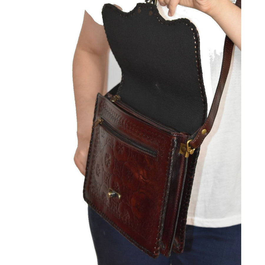 Geanta Sling rectangulara lucrata manual cu model embosat. Cod: CAM22 - Genti din Piele