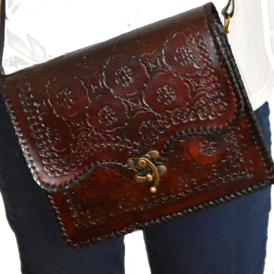 Geanta Sling rectangulara lucrata manual cu model embosat. Cod: CAM22 - Genti din Piele