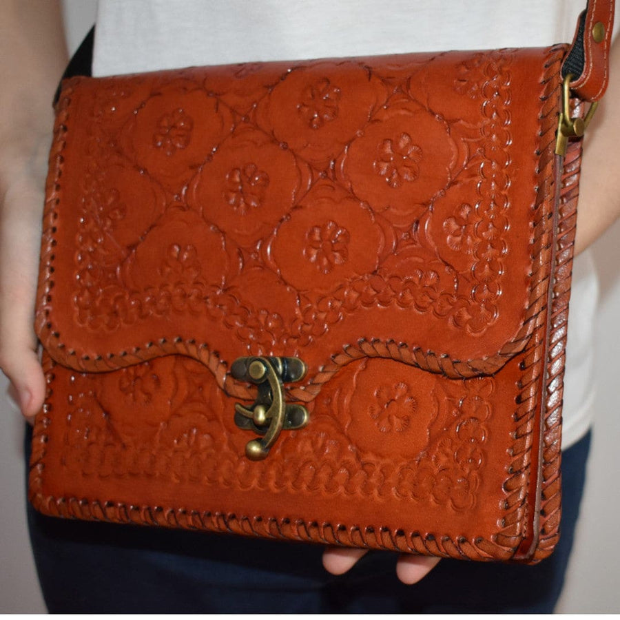 Geanta Sling rectangulara lucrata manual cu model embosat. Cod: CAM9 - Genti din Piele