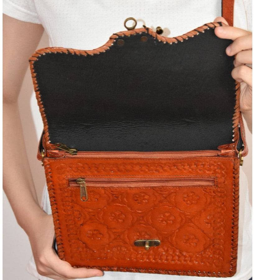 Geanta Sling rectangulara lucrata manual cu model embosat. Cod: CAM9 - Genti din Piele