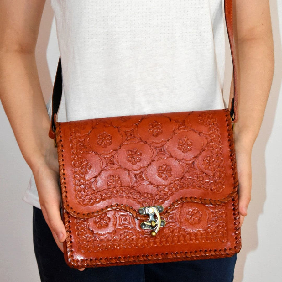 Geanta Sling rectangulara lucrata manual cu model embosat. Cod: CAM9 - Genti din Piele