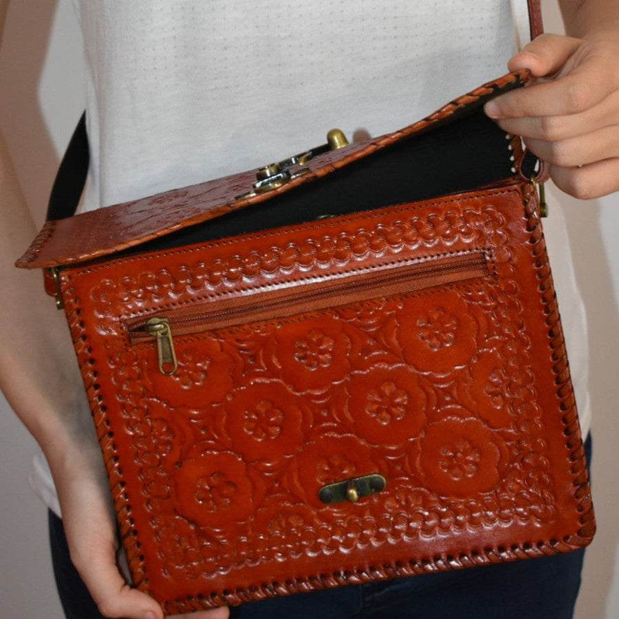 Geanta Sling rectangulara lucrata manual cu model embosat. Cod: CAM9 - Genti din Piele