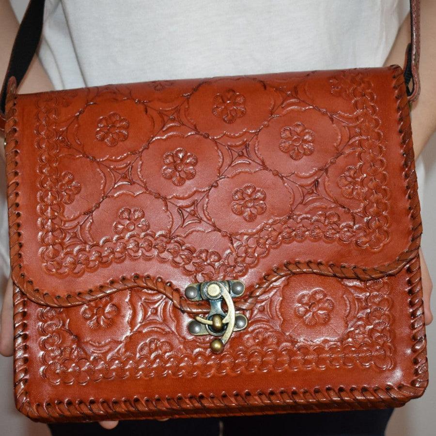 Geanta Sling rectangulara lucrata manual cu model embosat. Cod: CAM9 - Genti din Piele