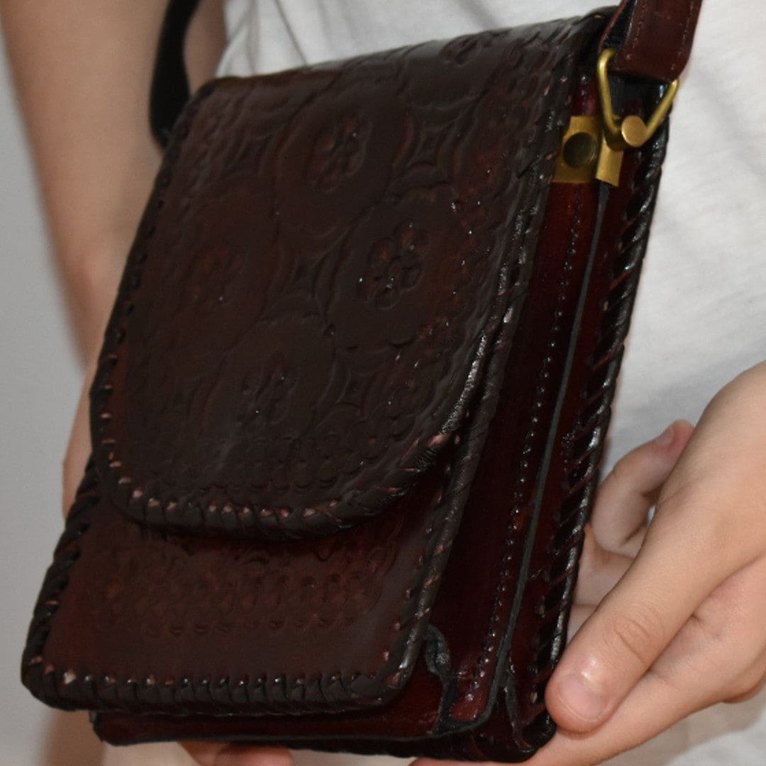 Mini Geanta Sling lucrata manual cu model embosat. Cod: CAM23 - Genti din Piele