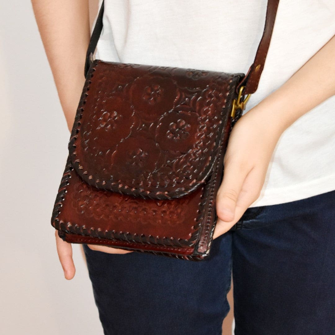 Mini Geanta Sling lucrata manual cu model embosat. Cod: CAM23 - Genti din Piele