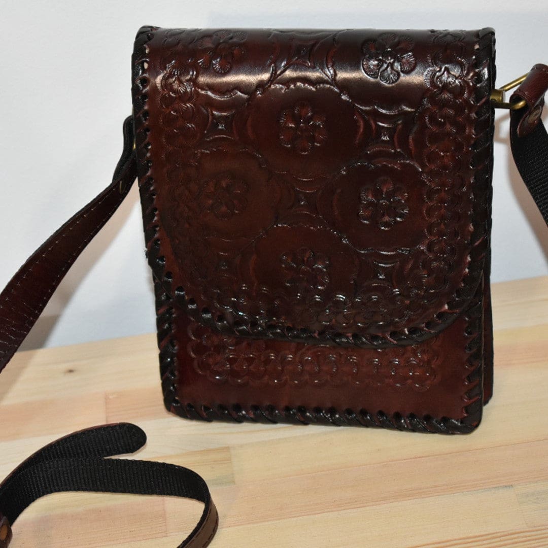 Mini Geanta Sling lucrata manual cu model embosat. Cod: CAM23 - Genti din Piele