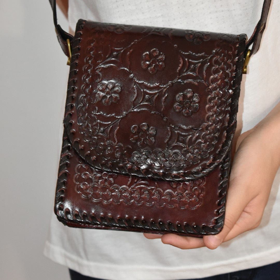 Mini Geanta Sling lucrata manual cu model embosat. Cod: CAM23 - Genti din Piele