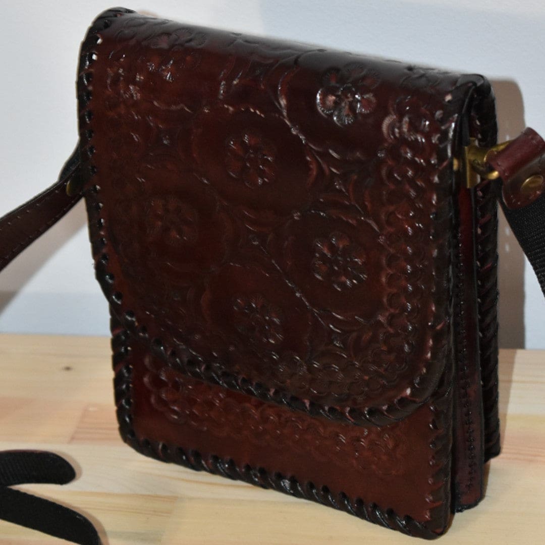 Mini Geanta Sling lucrata manual cu model embosat. Cod: CAM23 - Genti din Piele