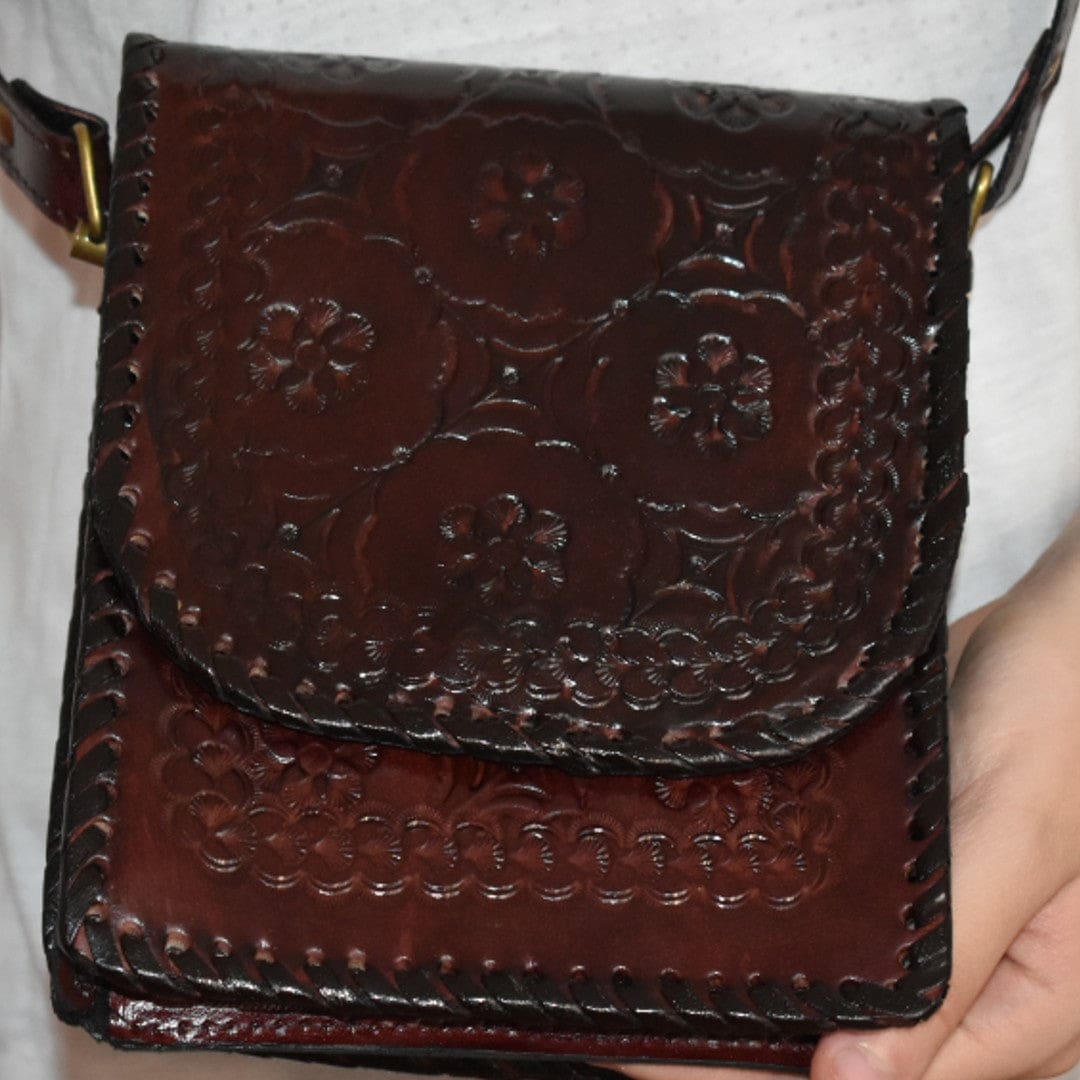 Mini Geanta Sling lucrata manual cu model embosat. Cod: CAM23 - Genti din Piele