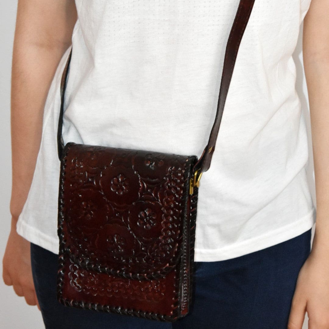 Mini Geanta Sling lucrata manual cu model embosat. Cod: CAM23 - Genti din Piele