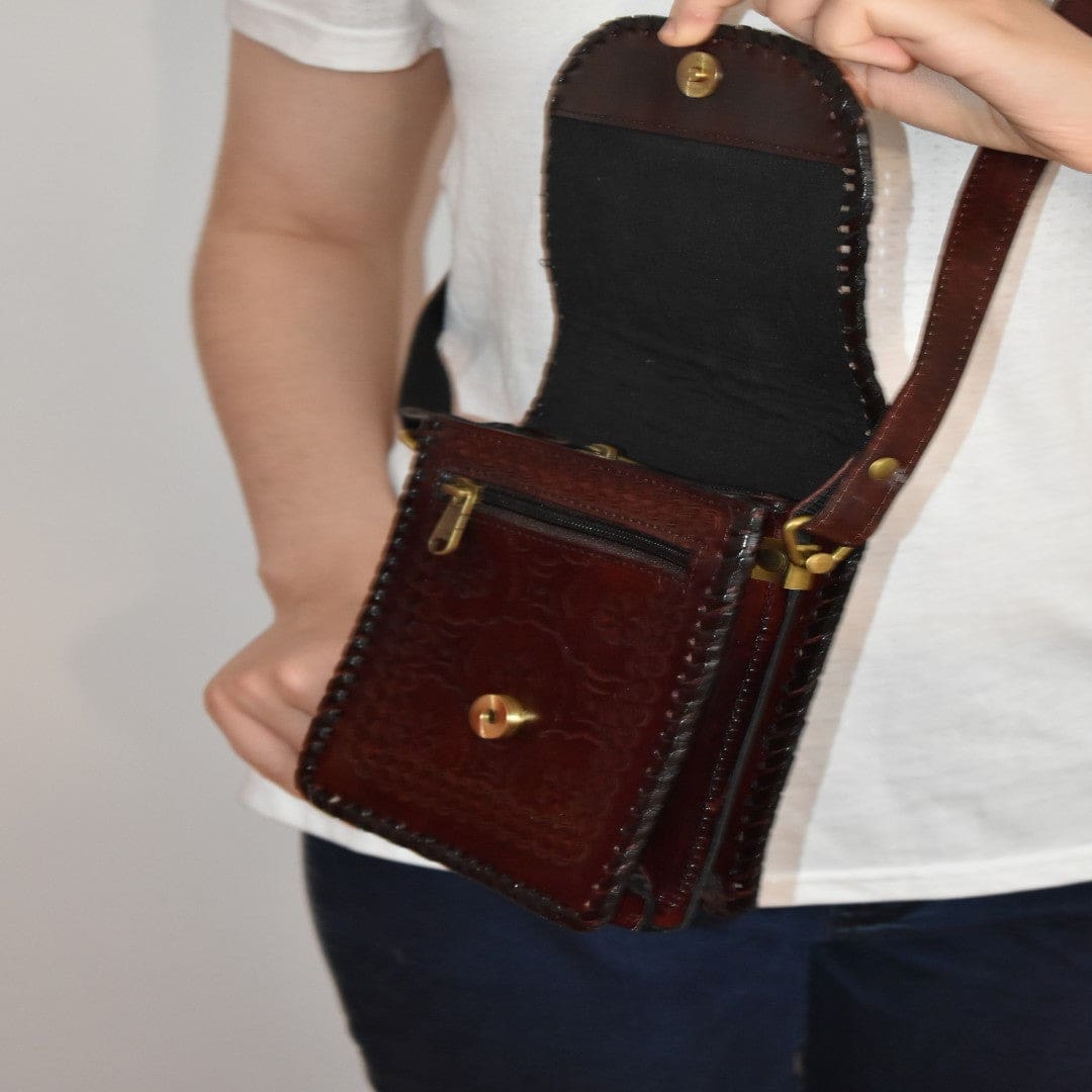 Mini Geanta Sling lucrata manual cu model embosat. Cod: CAM23 - Genti din Piele