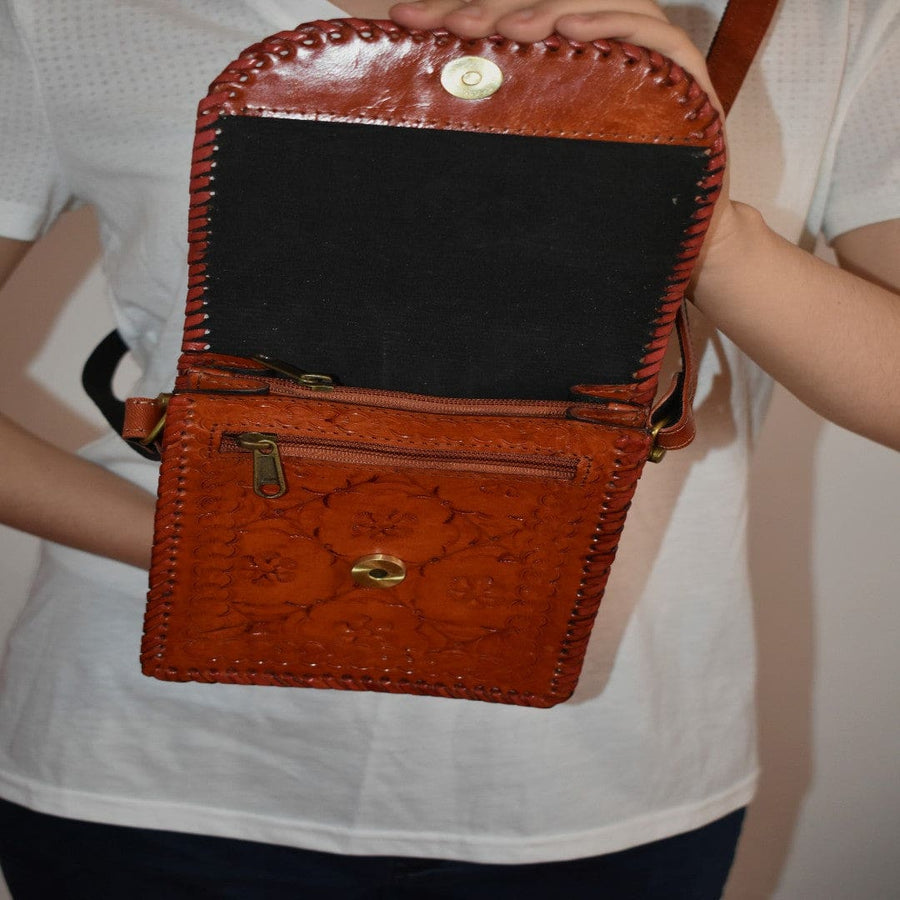 Mini Geanta Sling lucrata manual cu model embosat. Cod: CAM6 - Genti din Piele
