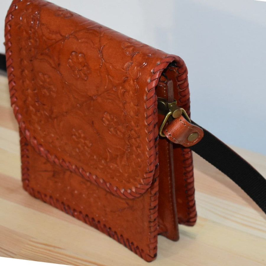Mini Geanta Sling lucrata manual cu model embosat. Cod: CAM6 - Genti din Piele