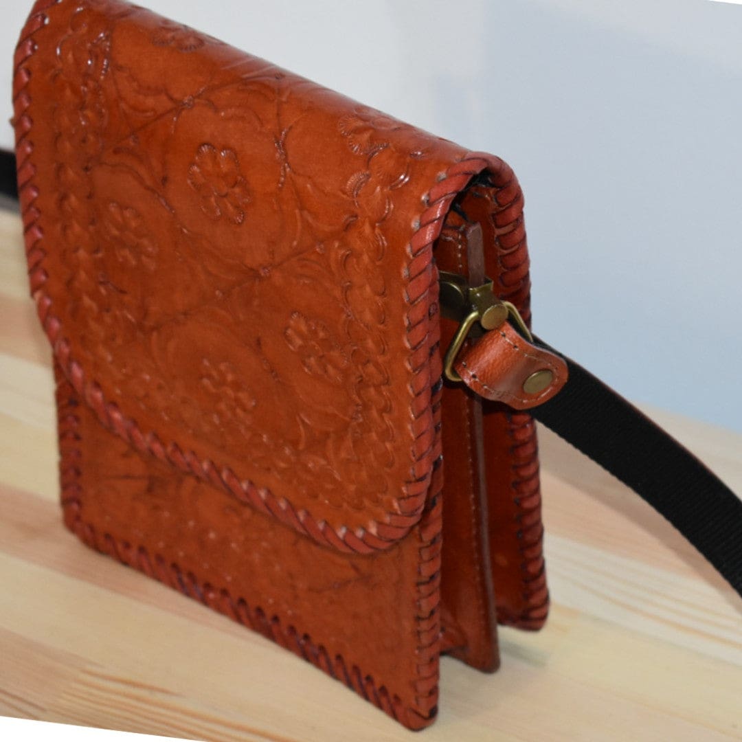 Mini Geanta Sling lucrata manual cu model embosat. Cod: CAM6 - Genti din Piele