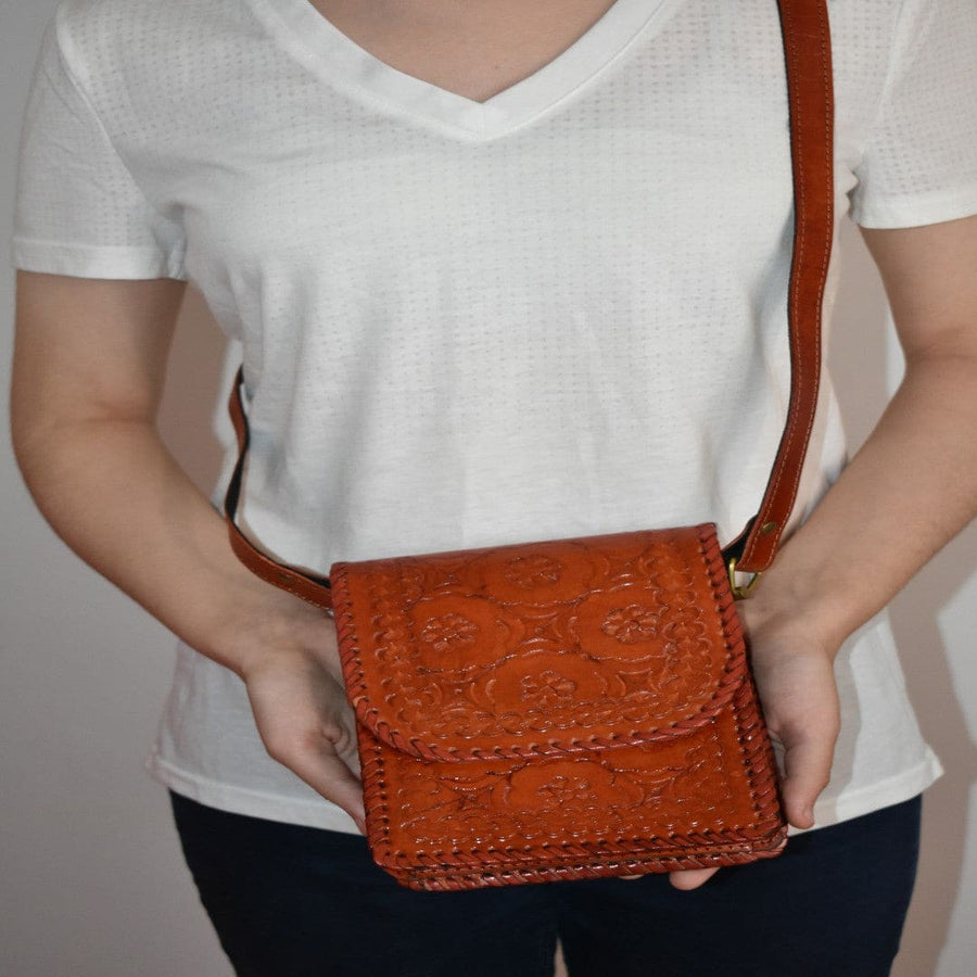 Mini Geanta Sling lucrata manual cu model embosat. Cod: CAM6 - Genti din Piele