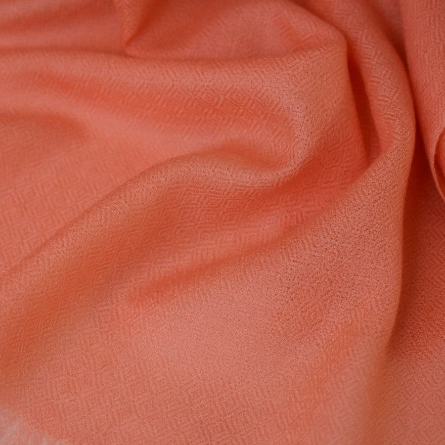 Sal Premium confectionat din 100% Lana Cashmere - Fuzzy Peach (culoarea Anului 2024) - Cod: CASHAPRIL8 - Saluri