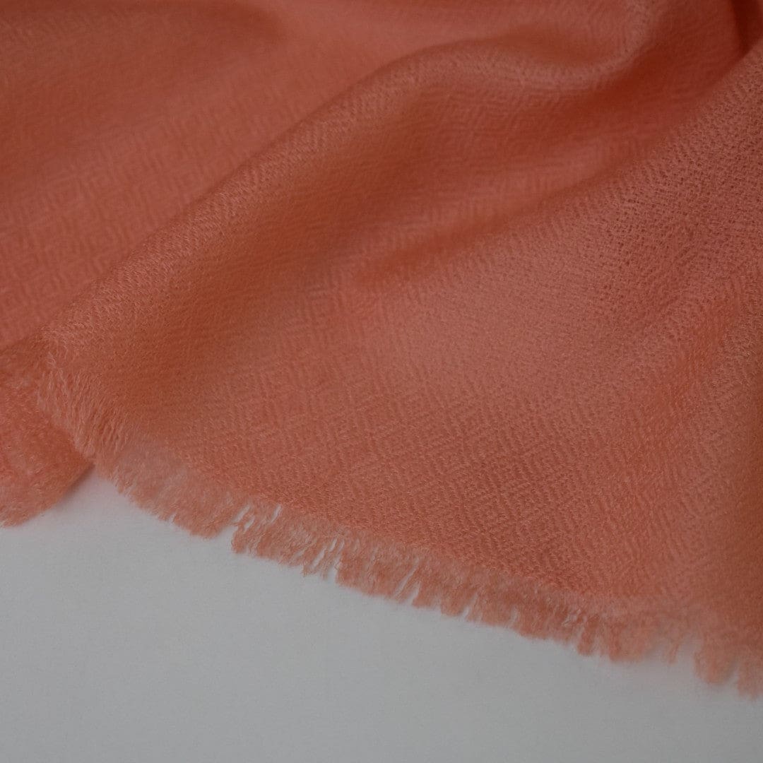 Sal Premium confectionat din 100% Lana Cashmere - Fuzzy Peach (culoarea Anului 2024) - Cod: CASHAPRIL8 - Saluri