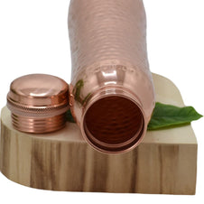 SET-> Sticla & 2 Pahare din Cupru cu Model ’Lovitura de Ciocan’ Curved Style -> Cod: SETCUPRUCURVED