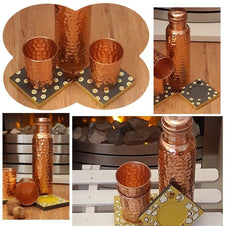 SET - Sticla de Cupru si 2 pahare cu Model ’Lovitura de Ciocan’ + FREE 2 Coasters din lemn - set sticla si pahare cupru lovitura de ciocan