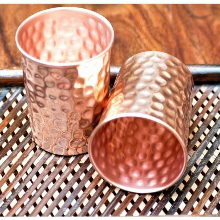SET - Sticla de Cupru si 2 pahare cu Model ’Lovitura de Ciocan’ + FREE 2 Coasters din lemn - set sticla si pahare cupru lovitura de ciocan