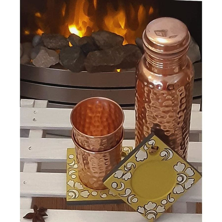 SET - Sticla de Cupru si 2 pahare cu Model ’Lovitura de Ciocan’ + FREE 2 Coasters din lemn - set sticla si pahare cupru lovitura de ciocan