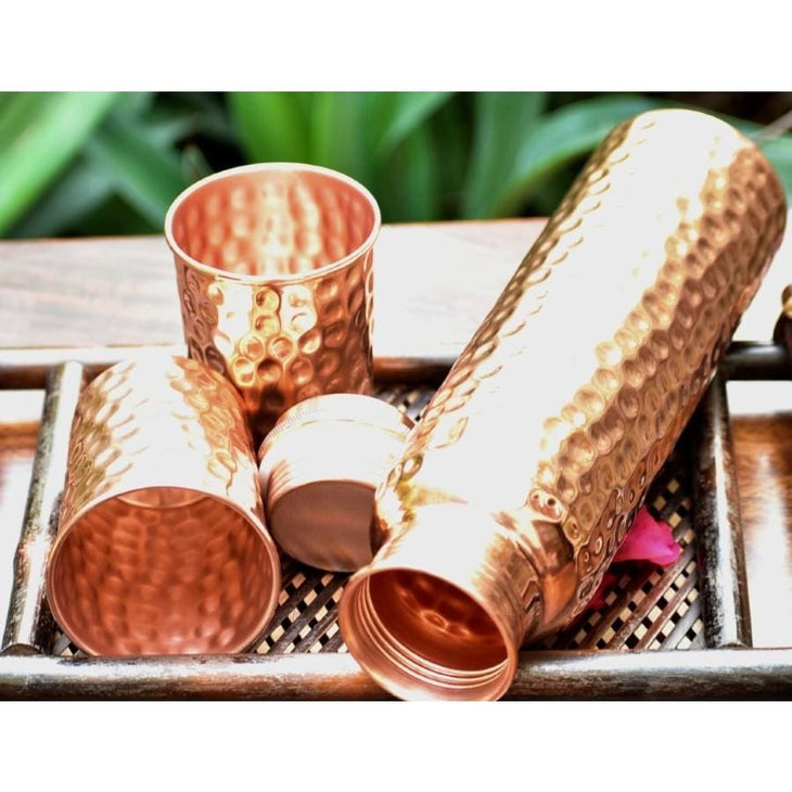 SET - Sticla de Cupru si 2 pahare cu Model ’Lovitura de Ciocan’ + FREE 2 Coasters din lemn - set sticla si pahare cupru lovitura de ciocan
