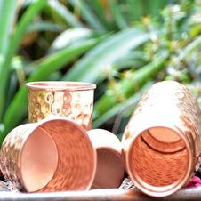 SET - Sticla de Cupru si 2 pahare cu Model ’Lovitura de Ciocan’ + FREE 2 Coasters din lemn - set sticla si pahare cupru lovitura de ciocan