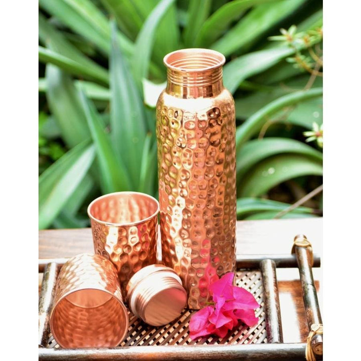 SET - Sticla de Cupru si 2 pahare cu Model ’Lovitura de Ciocan’ + FREE 2 Coasters din lemn - set sticla si pahare cupru lovitura de ciocan