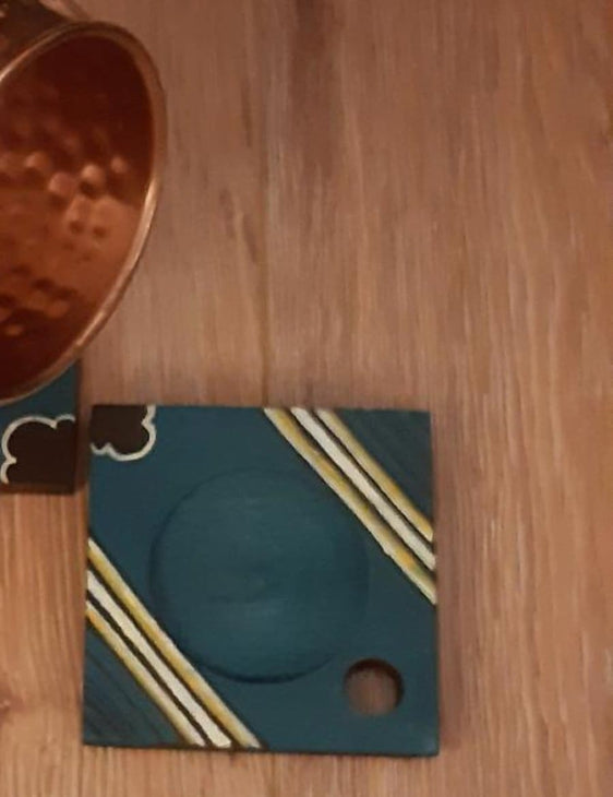 SET - Sticla de Cupru si 2 pahare cu Model ’Lovitura de Ciocan’ + FREE 2 Coasters din lemn - set sticla si pahare cupru lovitura de ciocan