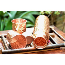 SET - Sticla de Cupru si 2 pahare cu Model ’Lovitura de Ciocan’ + FREE 2 Coasters din lemn - set sticla si pahare cupru lovitura de ciocan
