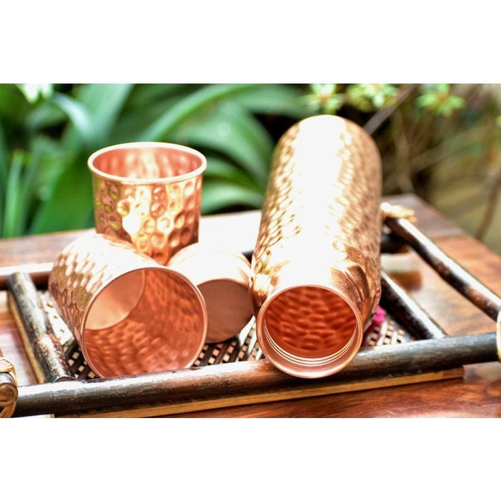 SET - Sticla de Cupru si 2 pahare cu Model ’Lovitura de Ciocan’ + FREE 2 Coasters din lemn - set sticla si pahare cupru lovitura de ciocan