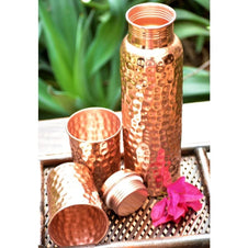 SET - Sticla de Cupru si 2 pahare cu Model ’Lovitura de Ciocan’ + FREE 2 Coasters din lemn - set sticla si pahare cupru lovitura de ciocan