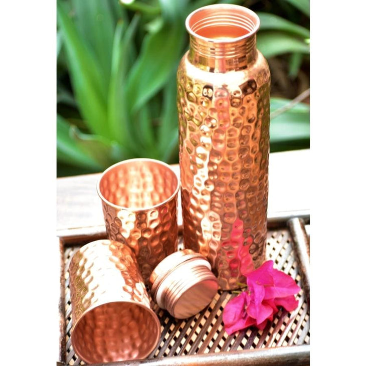 SET - Sticla de Cupru si 2 pahare cu Model ’Lovitura de Ciocan’ + FREE 2 Coasters din lemn - set sticla si pahare cupru lovitura de ciocan