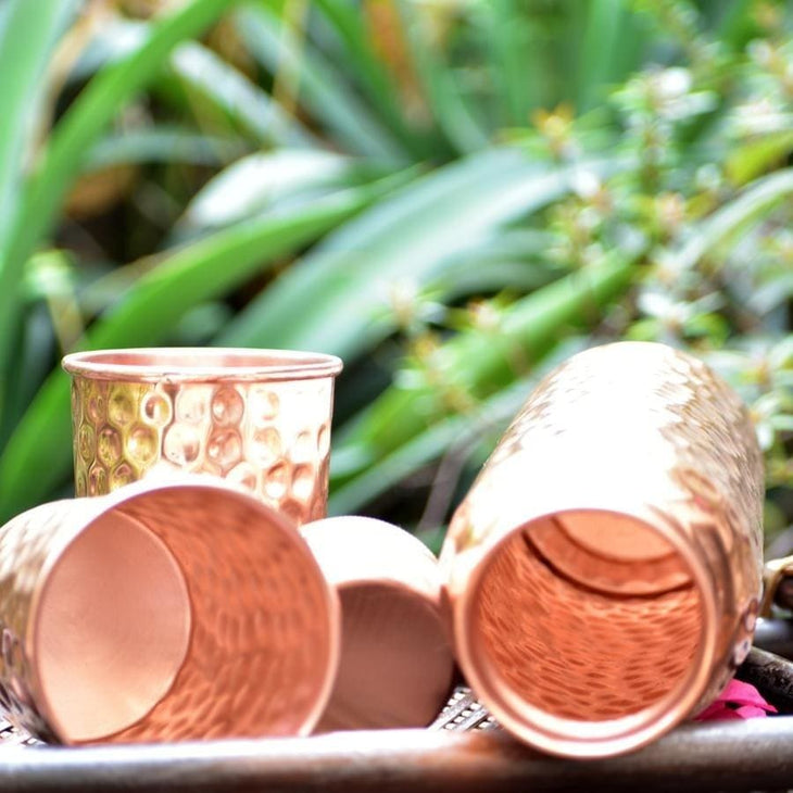 SET - Sticla de Cupru si 2 pahare cu Model ’Lovitura de Ciocan’ + FREE 2 Coasters din lemn - set sticla si pahare cupru lovitura de ciocan