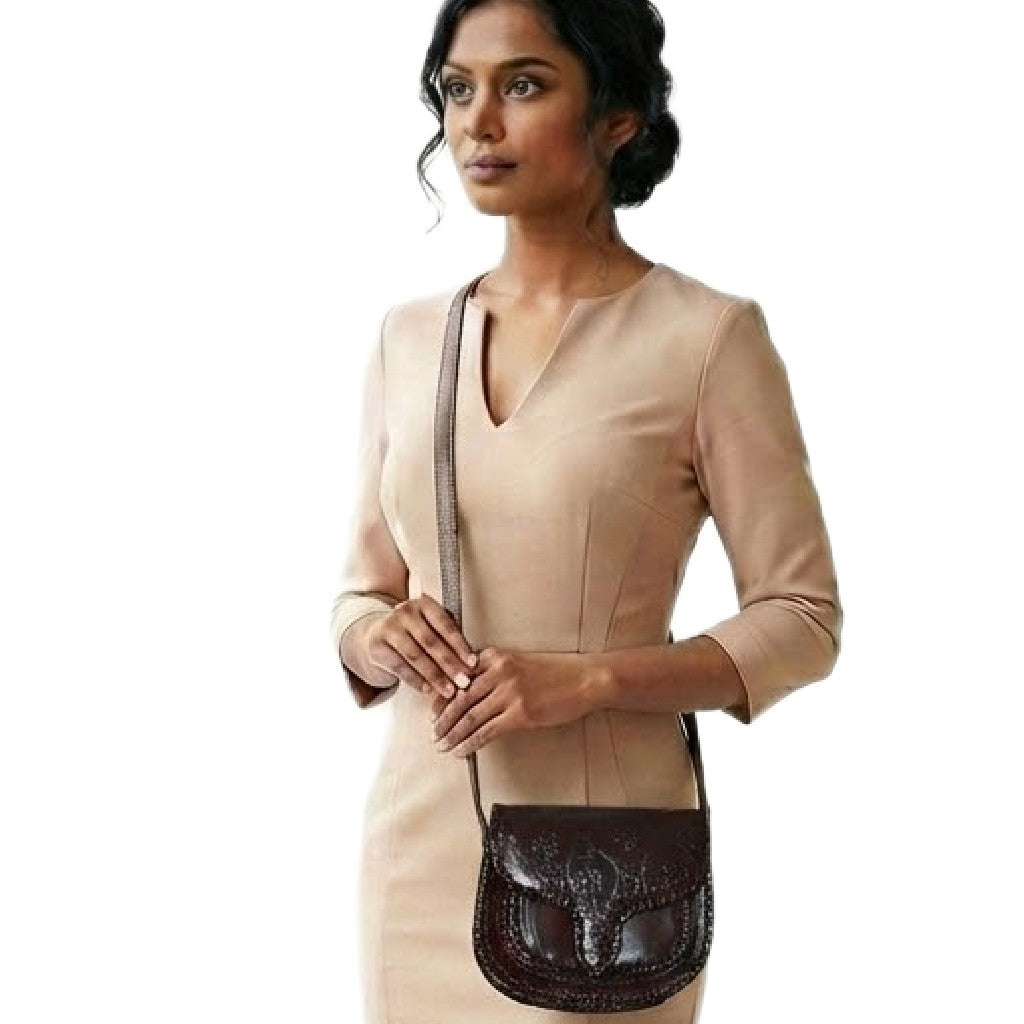 Geanta Sling lucrata manual cu model embosat. Cod: CAM17