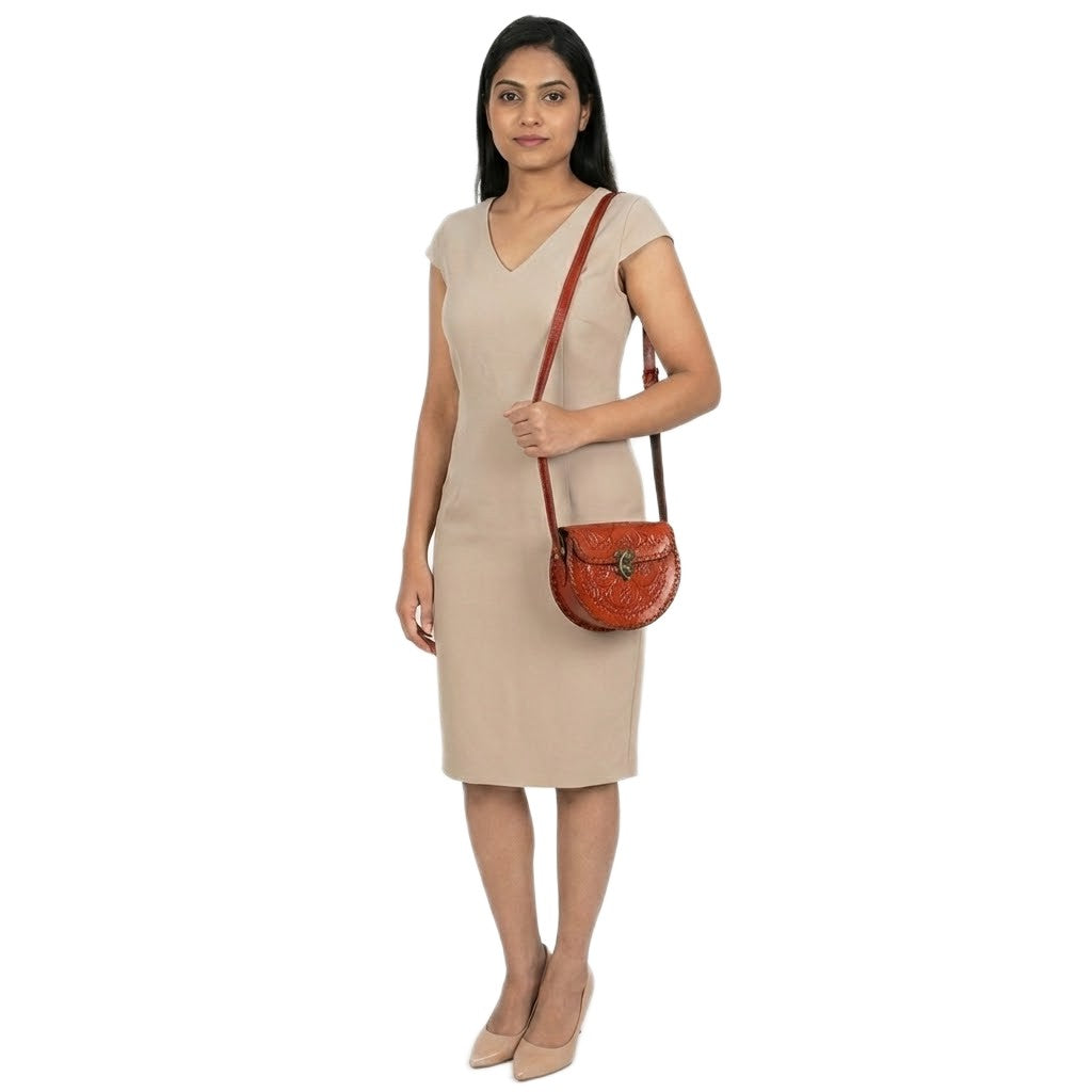 Geanta Sling lucrata manual cu model embosat. Cod: CAM19